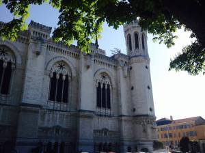 Notre-Dame de Fourvière is een basiliek in Lyon. Het gebouw 'kijkt' over de stad heen vanaf de top van de heuvel Fourvière