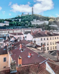 Le Noze vous accueil dans un cadre idyllique dans le centre de Lyon avec sa terrasse singulière.
