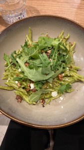 luxus est parfaitement à sa place, une cantine urbaine et créative, où la jeunesse bien informée se retrouve en toute logique.